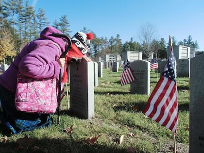 Una de las tradiciones en el Memorial Day en Estados Unidos es poner banderas al lado de las tumbas