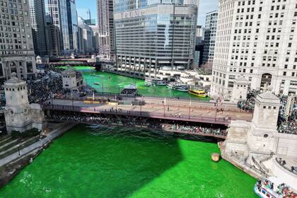 Una de las tradiciones más icónicas de Chicao en San Patricio es esparcir tintes ecológicos en el río Chicago hasta que el agua cambie su color a verde (REUTERS)