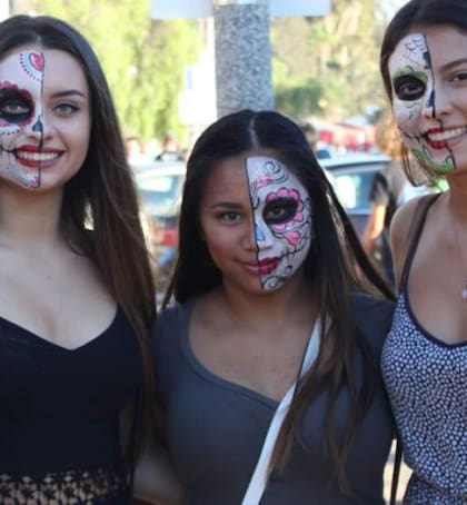 Una de las tradiciones más significativas del Día de los Muertos es la construcción de altares, conocidos como ofrendas (Imágenes oficiales del festival)