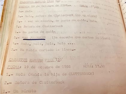 Una de las transcripciones que se filtraron y que hicieron enojar a "La banda de los comisarios". Cuando salieron al aire, la comunicación entre los Clutterbuck y "la banda" comenzó a cortarse.