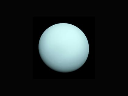 Una de las tres lunas gira alrededor de Urano