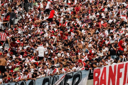 Una de las tribunas del estadio Monumental, que los hinchas de River empiezan a llenar a poco más de una hora del inicio del partido