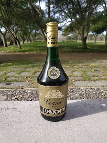 Una de las últimas botellas del Cognac Juanicó que se encuentran en la cava de la bodega Establecimiento Juanicó