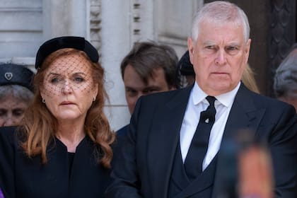 Una de las últimas fotos de Andrés junto a su ex mujer, Sarah Ferguson. Fue el 16 de septiembre pasado, durante el funeral de Katharine, la duquesa de Kent, en la Catedral de Westminster. Pese a estar separados desde 1992, en los últimos años convivieron en Royal Lodge. Ambos mantuvieron contacto con Jeffrey Epstein incluso cuando el financista ya había sido acusado por abuso sexual de menores