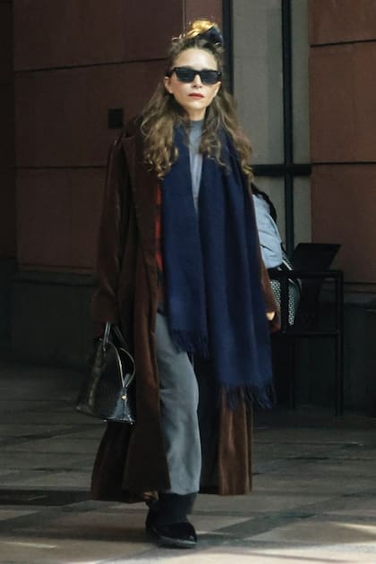Una de las últimas fotos de Mary-Kate Olsen, en diciembre
pasado, en Beverly Hills, con una muestra de su estilo urbano: el layering, la superposición de prendas, especialmente, en colores neutros.