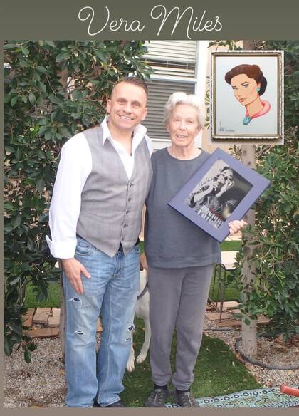 Una de las últimas fotos de Vera Miles. Fue tomada el año pasado, cuando cumplió 93, en la puerta de su casa junto a un fan