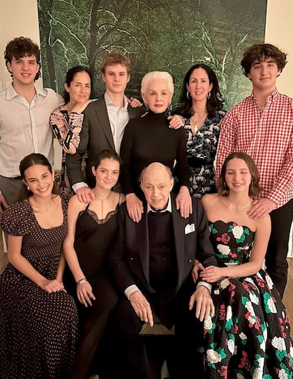 Una de las últimas fotos en familia de Reinaldo con su mujer, sus hijas y sus nietos. Sentados, de izquierda a derecha: Atalanta y Olimpia Báez (hijas de Carolina y el ex torero Litri Báez), Reinaldo y Carolina Lansing (hija de Patricia). Parados, de izquierda a derecha: Magnus Lansing (hijo de Patricia), Carolina Jr., su hijo Miguel, Carolina Herrera, Patricia y su hijo, Gerrit Lansing.