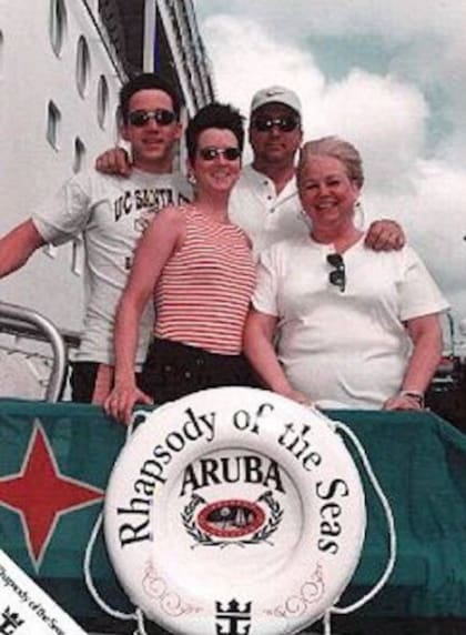Una de las últimas fotos familiares al embarcarse en el "Rhapsody of the Seas". Amy Lynn Bradley, la turista desaparecida en un crucero en 1998 junto a sus padres, y a su hermano Bradley