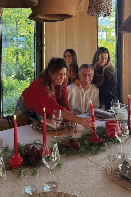 Una de las últimas fotos que Juliana posteó en su cuenta de Instagram –es del 24 de diciembre–, en la que ya estaban separados, pero celebraron juntos en el sur. También se las ve a Antonia y a Valentina Barbier, la hija mayor de ella
