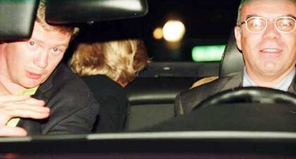 Una de las últimas imágenes antes del accidente muestra cómo Diana mira hacia atrás, a los fotógrafos que seguían el auto