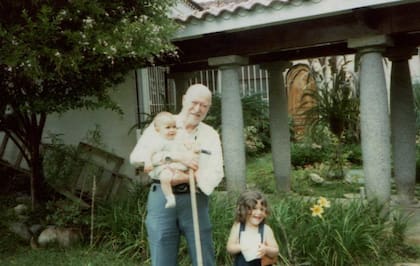 Una de las últimas imágenes conocidas de Earl Tupper, junto a dos nietos