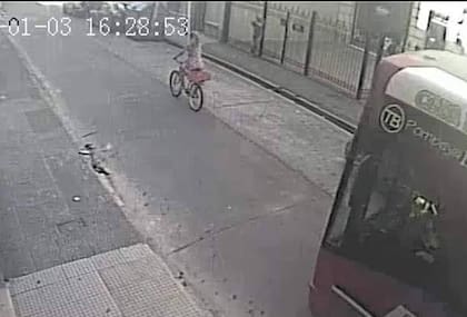 Una de las últimas imágenes de Sofía Osswald, captada por una cámara de la cuadra, que registró cómo el colectivo se acerca, la sobrepasa y la arrolla
