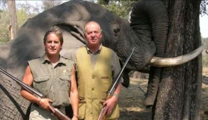 Una de las imágenes más polémicas de Juan Carlos I, con una escopeta en su brazo y un elefante moribundo detrás