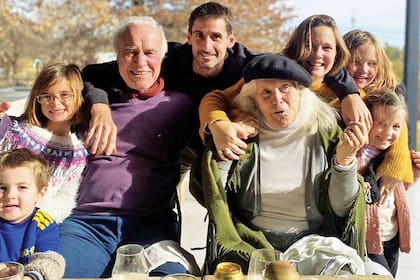 Una de las últimas postales de Mónica y César junto a sus nietos y bisnietos.