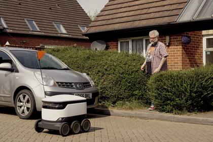 Una de las unidades de la flota de robots Starship realiza la entrega del pedido