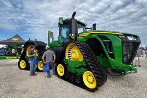 Llegó al país el tractor considerado el más grande del mundo