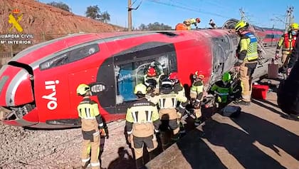 Una de las unidades volcadas sobre las vas