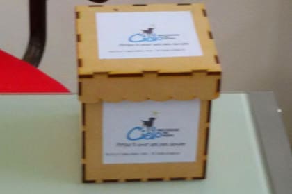 Una de las urnas de madera en las que ofrecen las cenizas