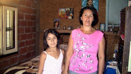 Cristina Ortega y su hija Ada cambiaron el techo de su casa