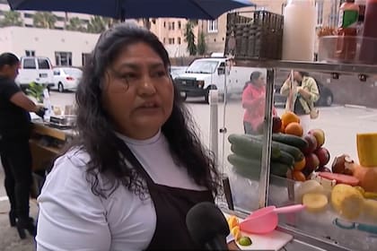 Una de las vendedoras ambulantes beneficiada por la nueva ley aprobada en California