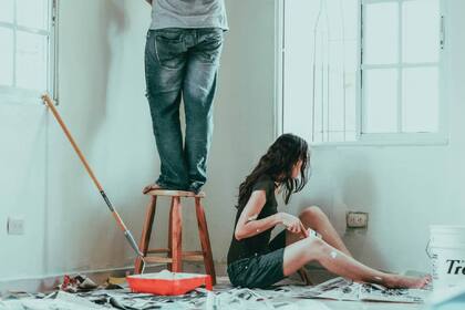 Una de las ventajas de vivir juntos es la división de gastos, según un estudio