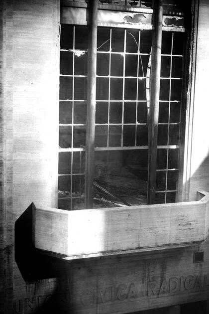 Una de las ventanas de la Casa Radical, tras los destrozos