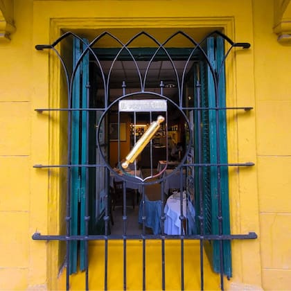 Una de las ventanas del restaurante, en el corazón de La Boca