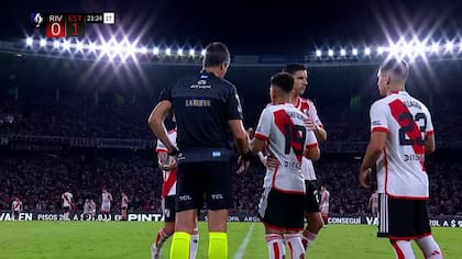 Una de las ventanas en las que Demichelis hizo los cambios con los que River revirtió el partido frente a Estudiantes; esta vez, los modificaciones funcionaron, en el juego y en el resultado.