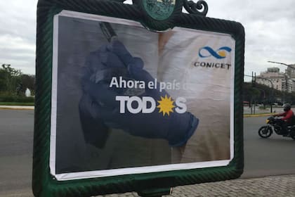 Una de las versiones de los afiches callejeros muestra a un científico del Conicet