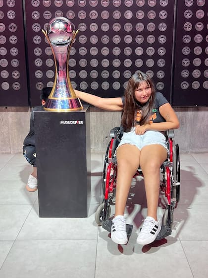 Una de las visitas favoritas de Yazmín, fanática de River, fue al museo de su equipo en el Monumental. Sebastián Assisa recuerda que se conmovieron con el gesto tan inocente como amoroso de su hermanito menor, Leonardo: se escondió detrás de la Copa Intercontinental y le sostuvo la mano a su hermana, para que ella pudiera tener su foto soñada.