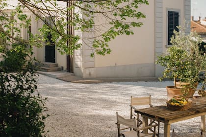 Una de las vistas de la casa con su mesa bajo los olivos.