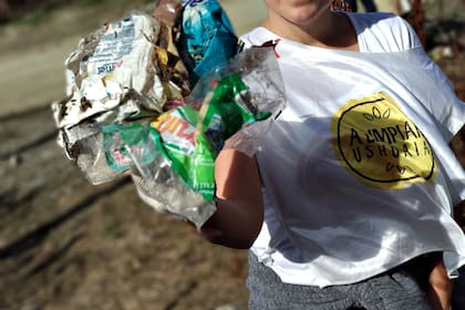 Una de las voluntarias de A Limpiar Ushuaia, que nació en 2018 de la mano de un grupo de vecinas y vecinos