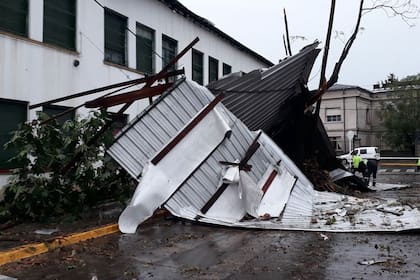 Una de las zonas más afectadas fue El Palomar, donde se voló el techo de una escuela y la planta alta quedó destrozada