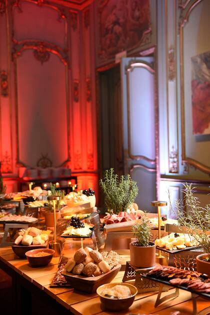 Una de los salones de la mansión, con el buffet listo esperando a los invitados