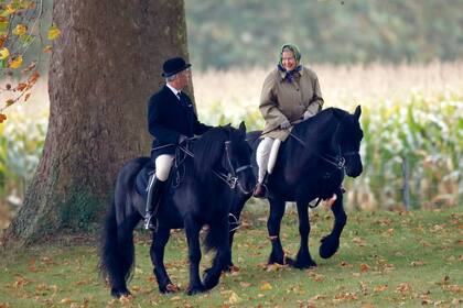 Una de pasiones de la reina Isabel II fueron los caballos. Montó por primera vez a los 3 años un poni de raza Shetland llamado Peggy, y a los 18 ya era toda una profesional. En la foto montando a Emma, su hermosa poni color negro.