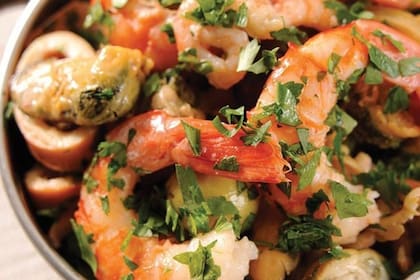 Una de sus comidas preparadas: la ensalada de mariscos