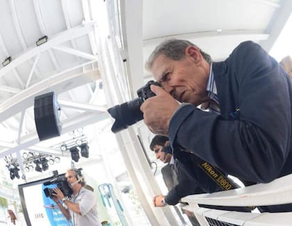 Una de sus pasiones es la fotografía, y la ejerce de manera profesional y como hobby. Hace 11 años, en el inicio del Ciclo Petrino del Papa Francisco, Bernasconi estuvo con su cámara en la terraza, sobre la columnata de Bernini, junto a los reporteros gráficos de todo el mundo.