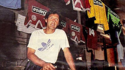 Una de sus primeras imágenes como DT, en Lanús; dos ascensos consiguió en el club granate.