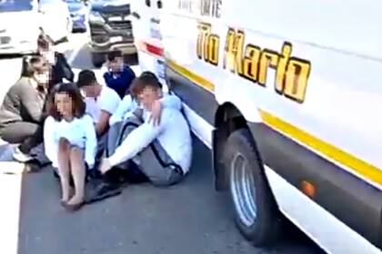 Una decena de cadetes fueron secuestrados en la combi por el agresor