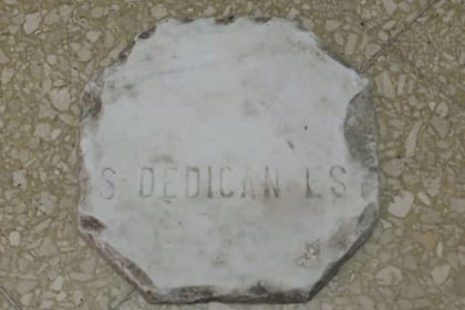 Una dedicatoria cortada se lee en otra de las baldosas del Museo Histórico Sarmiento