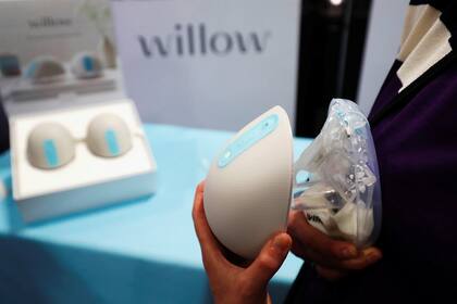 Una demo del dispositivo Willow, que se amolda al tamaño del busto para extraer leche