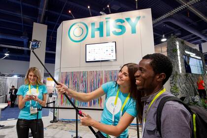 Una demostración de un control remoto Bluetooth para un selfie stick en la feria CES de Las Vegas