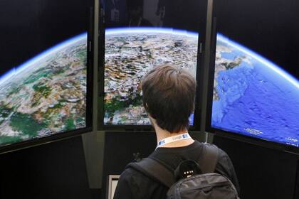 Una demostración del servicio Earth en la conferencia I/O de Google en San Francisco. Los incidentes de privacidad de Street View y el litigio con Oracle ponen en jaque a su famoso lema corporativo