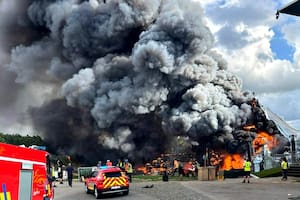 Una densa columna de humo se elevó sobre el predio en la localidad belga de Boom