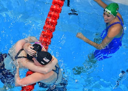 Lydia Jacoby campeona olímpica de EE.UU., Tatjana Schoenmaker de Sudáfrica en segundo lugar y Lilly King de EE. UU. en tercer lugar celebrando después de la final del evento de natación de 100 m pecho para mujeres durante los Juegos Olímpicos de Tokio 2020 en el Tokyo Aquatics Center