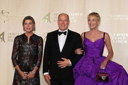 Una deslumbrante Sharon Stone, con un espectacular vestido violeta, tuvo su aparición junto al Príncipe Alberto II de Mónaco y la princesa Carolina de Hanover en Mónaco
