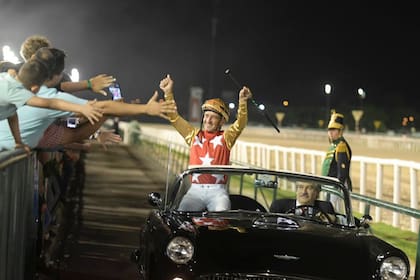 Una despedida especial: Falero, en un descapotable, siendo llevado delante de las tribunas llenas de Maroñas, con la chaquetilla de su debut a los 14 años