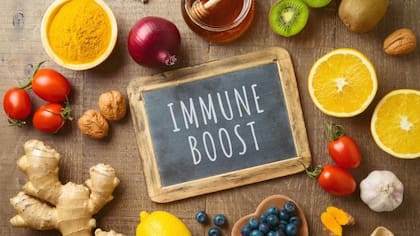 Una dieta equilibrada que contenga vitaminas, minerales y antioxidantes ayudará a aumentar las defensas del organismo