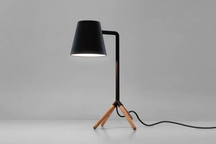 Una diseño simpático, adaptable a distintos estilos, con pie de madera natural y estructura de metal en negro