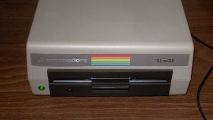 Una diskettera 1541; los diskettes son de 5,25 pulgadas